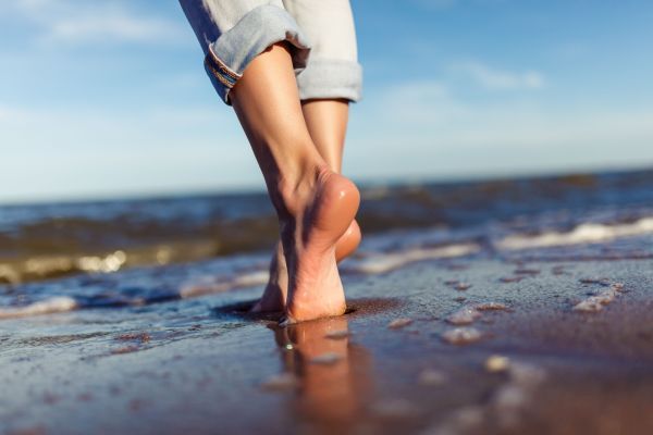 Zwei Füße barfuß am Strand