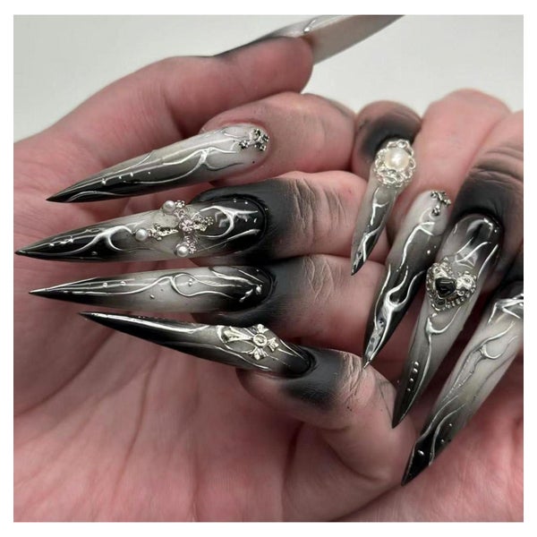 Künstliche Fingernägel Stiletto Schwarz 3D Herz Charms AG1 1 St